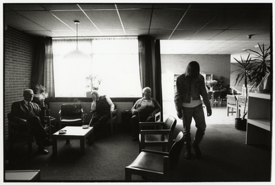 107948 Afbeelding van enkele thuisloze mannen in de gemeenschappelijke ruimte in het maatschappelijk centrum van het ...